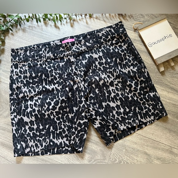Isaac Mizrahi Distressed Leopard Print Structured Shorts in Black & Gray Size 12 - Picture 1 of 13